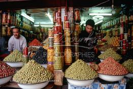 Image du Maroc Professionnelle de  À l’entrée du souk Semmarine de Marrakech, on découvre les marchands d'olives et de produits confits, Mardi 18 Décembre 1984. (Photo / Abdeljalil Bounhar) 